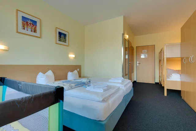 Family, 1 Double and 2 Bunk Beds، Hotel Citylight Berlin 2/8