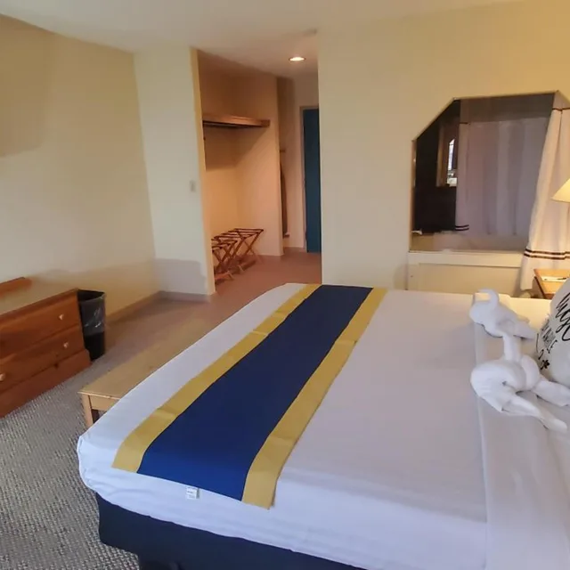 غرفة بسرير كينج بجاكوزي، The Inn at Amish Acres 4/8