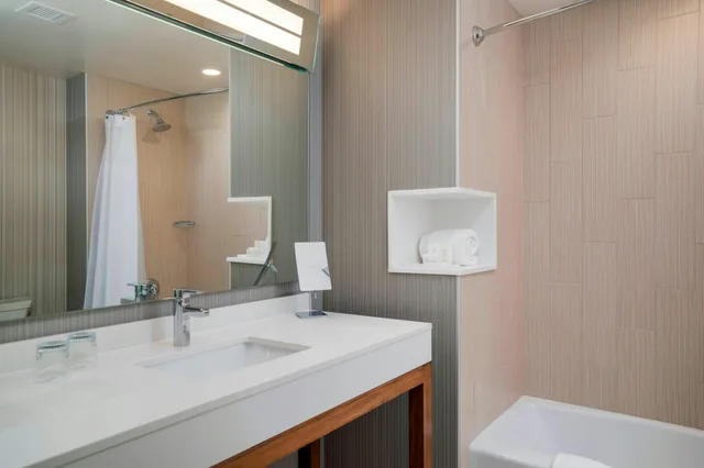 غرفة بسرير كينج، Courtyard by Marriott Niagara Falls, USA 4/5