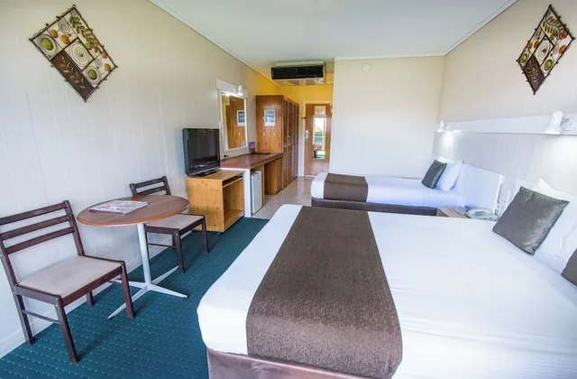 غرفة ديلوكس بسرير كوين وسرير فردي، Elkira Court Motel 5/18