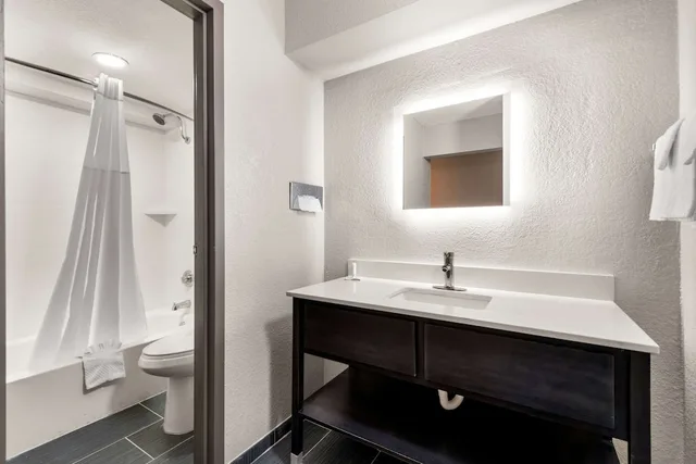 غرفة قياسية بسرير كينج، Clarion Pointe Rhinelander Downtown 8/10