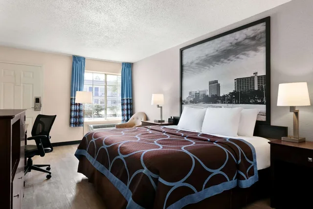 غرفة بسرير كينج للمدخنين لذوي الإعاقة، Super 8 By Wyndham Gulfport Near Biloxi 2/3