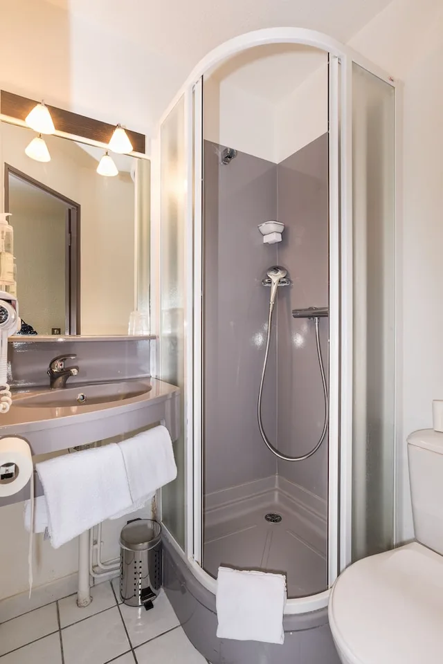 غرفة عائلية بسرير كوين وسريرين منفصلين، Brit Hotel Chambery 3/3