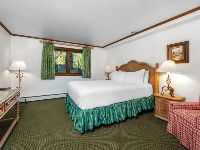 Room, Queen Bed, Garden Floor، Christiania At Vail 1/3
