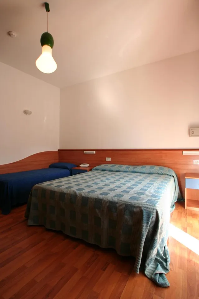 غرفة ثلاثية، Hotel Midi 1/10