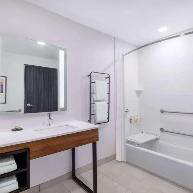 غرفة بسرير كينج بحوض استحمام لذوي الإعاقة، La Quinta Inn and Suites by Wyndham Chelsea 6/6