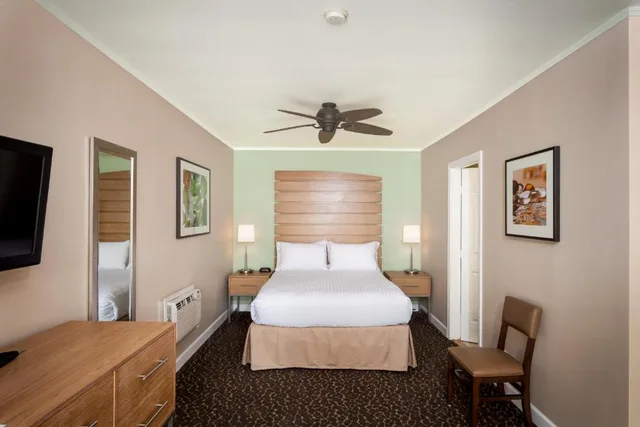 Suite, Queen Bed, Holiday Inn Express and Suites La Jolla - Windansea Beach 1/2