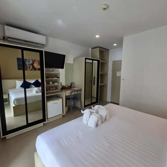 غرفة سوبيريور بسرير كينج بإطلالة على البحر بشرفة، MODERN LIVING HOTEL 8/10