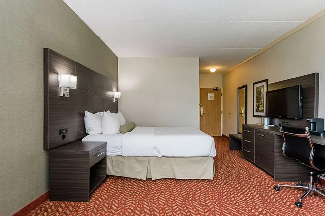 غرفة بسرير كوين مع أريكة، Best Western Inn On The Bay 2/2