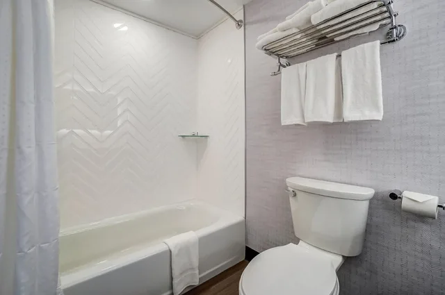 غرفة قياسية بسرير كينج وسريرين كوين، Holiday Inn Gatineau – Ottawa 7/10