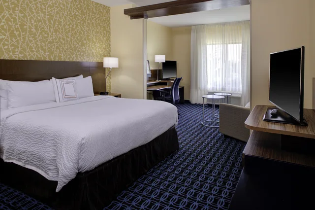 جناح تنفيذي بسرير كينج مع أريكة، FAIRFIELD INN & SUITES DETROIT CANTON 3/8