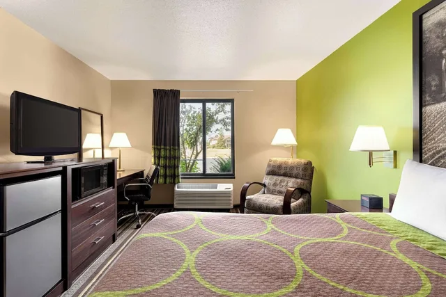 غرفة بسرير كوين لذوي الإعاقة، Super 8 By Wyndham Germantown/Milwaukee 3/6