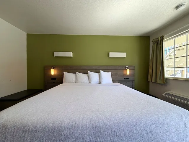 غرفة سيغنتشر بسرير كينج لذوي الإعاقة، Motel 6 Monterey Downtown 1/10