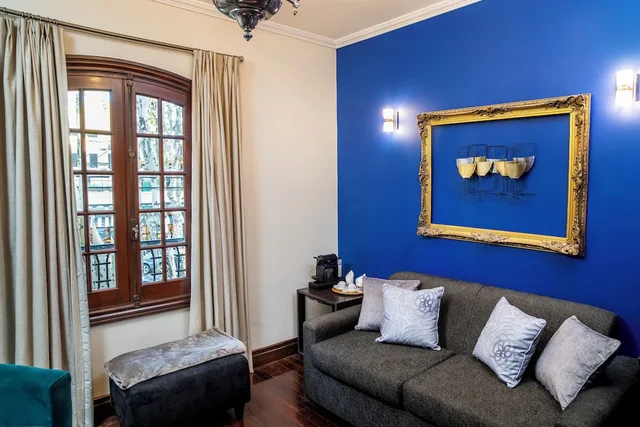 جناح بسرير كينج مع أريكة، Miravida Soho and Wine Bar 10/10