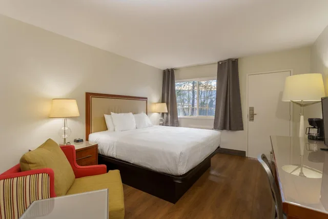 غرفة بسرير كينج، Riverfront Inn Roseburg 1/5