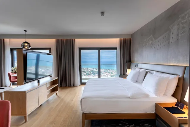 غرفة بريميوم بسرير كينج بإطلالة على البحر مع أريكة بجاكوزي، Radisson Blu Hotel Trabzon 1/7