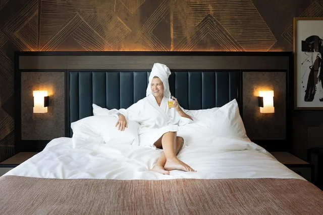 Standard, King Bed, Balcony, Hotel Avail Rogers, Tapestry Collection by Hilton 2/5