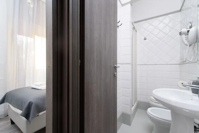 غرفة ثلاثية بسرير كوين وسرير فردي، White Caesar Guesthouse 7/8