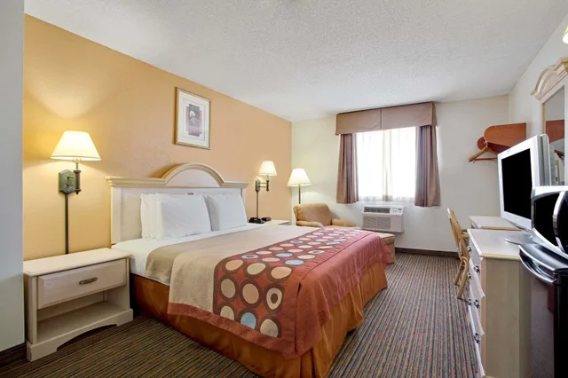 غرفة بسرير كوين، Super 8 By Wyndham Clearwater/St. Petersburg Airport 1/3