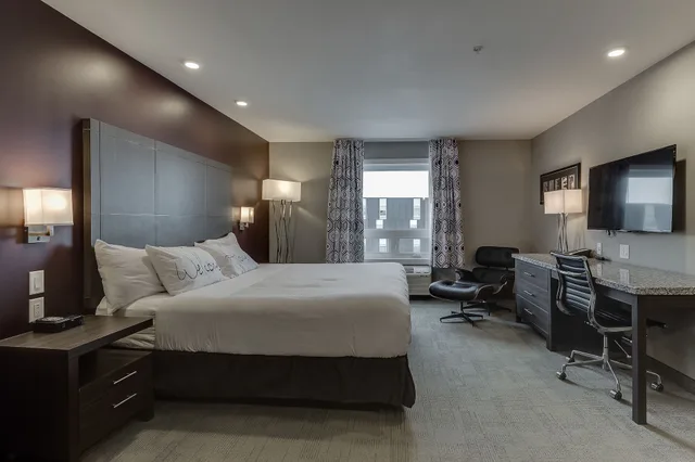Business, King Bed, Home Inn Suites Saskatoon South 4/6