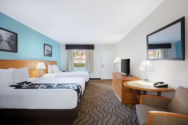Courtyard, Deluxe, 2 Queen Beds, Pool View، La Quinta Inn By Wyndham Cocoa Beach Port Canaveral 1/5
