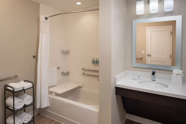 جناح بسرير كوين بغرفة نوم واحدة مع أريكة، TownePlace Suites by Marriott Miami Kendall West 8/8