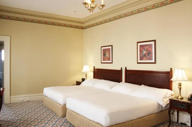 غرفة قياسية بسريرين كوين، The Hotel Windsor Melbourne 1/3