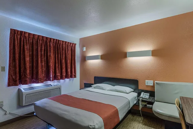 غرفة بسرير كوين، Motel6 Oshkosh, WI 9/10