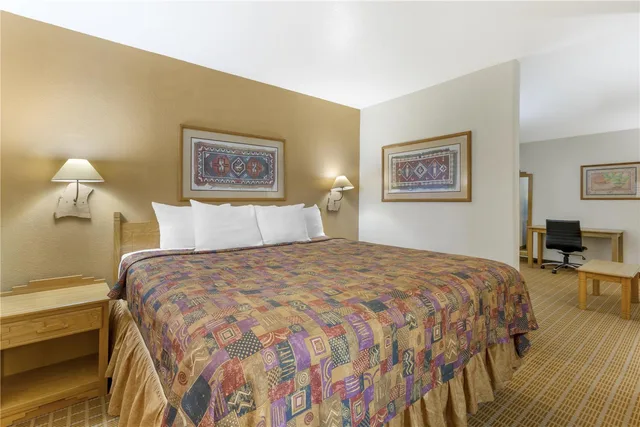 جناح بسرير كينج مع أريكة بحوض جاكوزي، Best Western Gold Canyon Inn & Suites 1/2