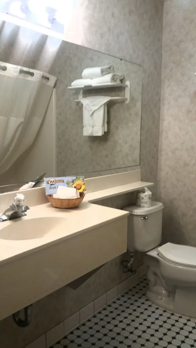 غرفة بسريرين مزدوجين يُسمح فيها بالحيوانات الأليفة في طابق منخفض، Inn at Cemetery Hill 7/8