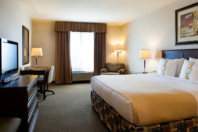 غرفة قياسية بسرير كوين، Holiday Inn Hotel & Suites West Edmonton 1/1