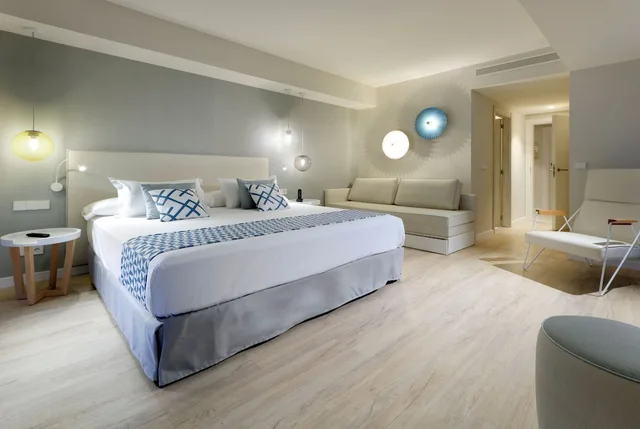 غرفة عائلية بسرير كينج مع أريكة، Palladium Hotel Menorca 1/2
