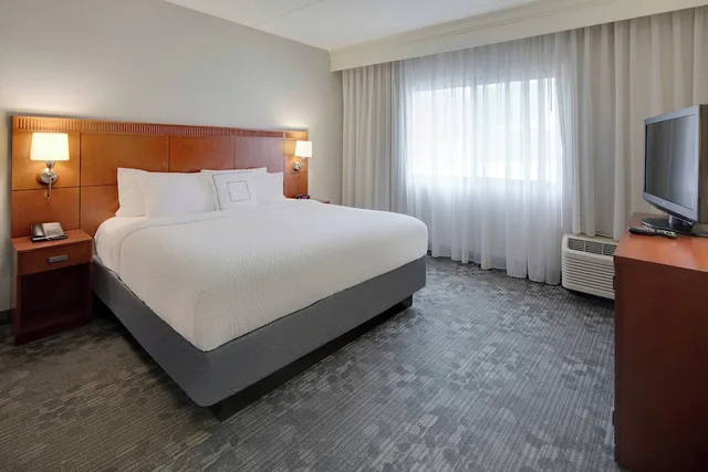 غرفة بسرير كينج، Courtyard Atlanta Norcross/Peachtree Corners 1/3