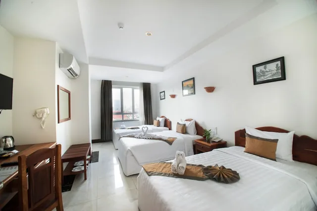غرفة ديلوكس ثلاثية بثلاثة أسرّة بإطلالة على المدينة بحوض استحمام، RELAX HOTEL 1/4