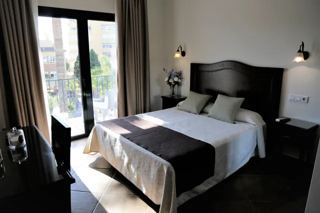 غرفة ثلاثية بثلاثة أسرّة بشرفة، Hotel Arcos de Montemar 1/4