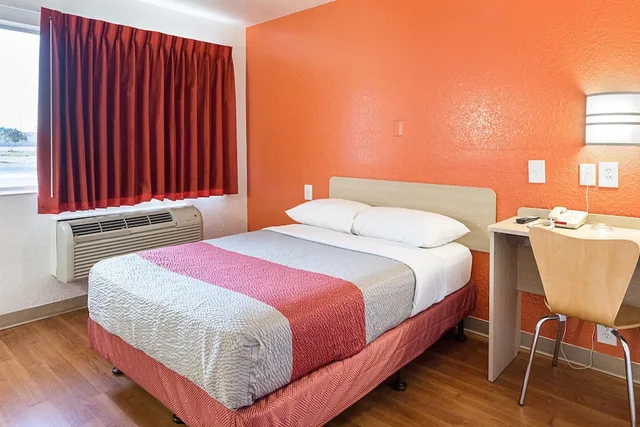 غرفة ديلوكس بسرير مزدوج لذوي الإعاقة، Motel6 Mcallen, TX 1/6