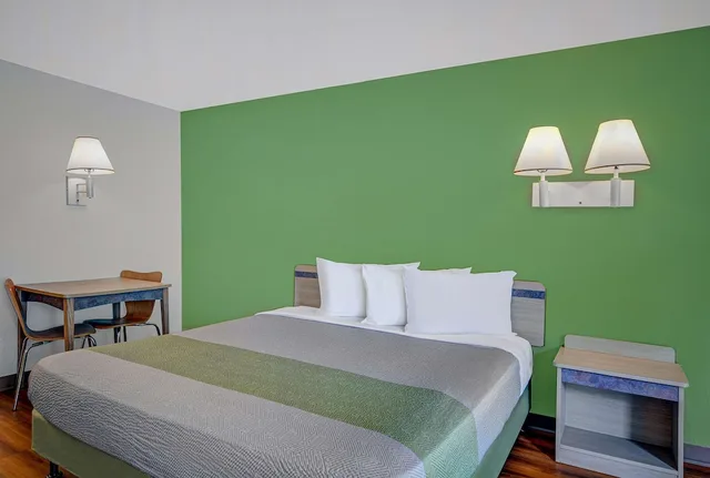 غرفة قياسية بسرير كينج، Motel6 Tallahassee, FL - Downtown 3/4