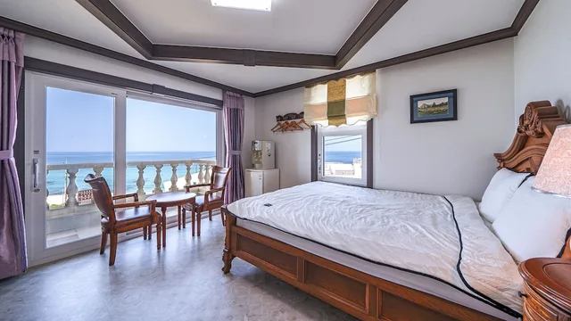 غرفة بفراش فوتون وسرير كوين مع أريكة، Eastern Castle Pension 2/4