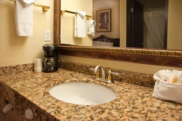 غرفة بسريرين كوين، Stone Castle Hotel Conference Center 5/8