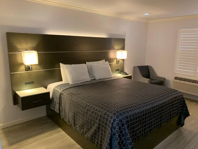 غرفة بسرير كينج، Mirage Inn and Suites 1/1