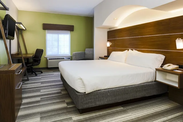 Standard, Queen Bed, Holiday Inn Express Philadelphia Ne - Langhorne 1/3