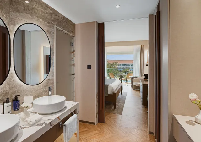 غرفة سوبيريور بسرير مزدوج أو سريرين منفصلين بإطلالة على البحر، Olympic Lagoon Resort Paphos 9/10