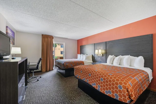 غرفة بسريرين كوين بإطلالة على الفناء، Chicago Club Inn & Suites 1/7