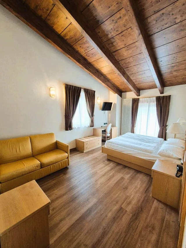 غرفة ثلاثية بسرير كوين مع أريكة، Angelica Hotel 9/10