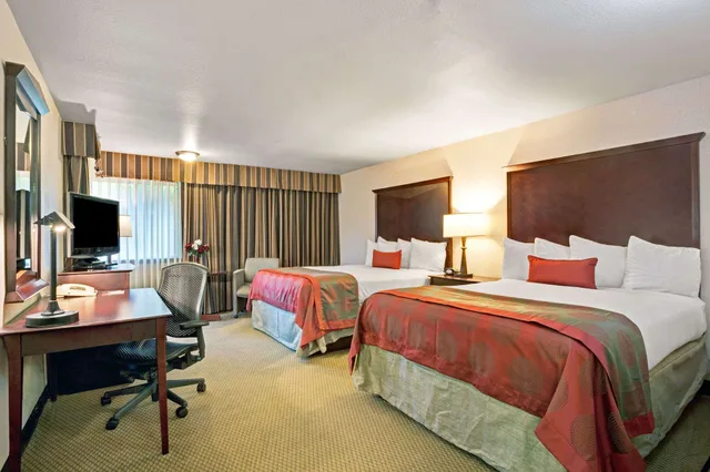غرفة قياسية بسريرين كوين بإطلالة على النهر، Ramada by Wyndham Tukwila Southcenter 2/10