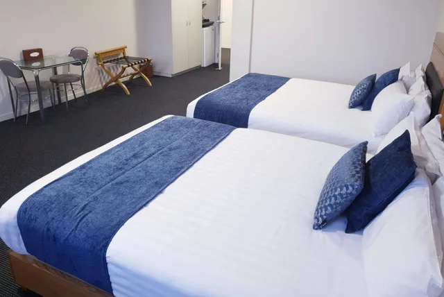 شقة عائلية بسرير كوين وسريرين منفصلين بغرفتي نوم، Ramada by Wyndham Hamilton City Center 5/10