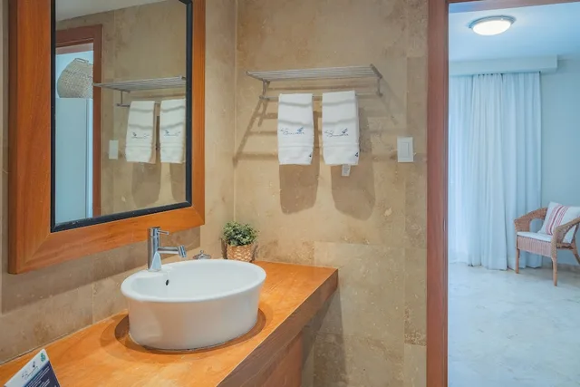 شقة فاخرة بسريرين كوين بإطلالة على البحر بغرفتي نوم مع أريكة بمطبخ صغير، The Bannister Hotel and Yacht Club 2/3