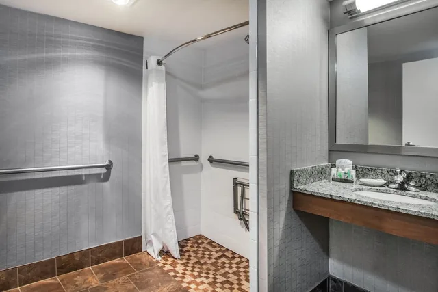 غرفة قياسية بسرير كينج لذوي الإعاقة، Holiday Inn Saratoga Springs 7/7