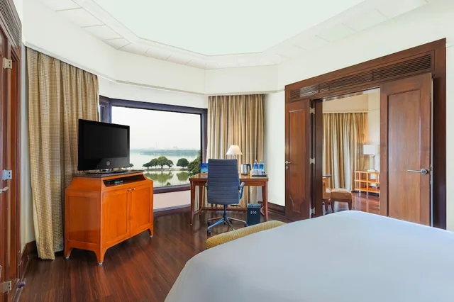 جناح تنفيذي بسرير كينج بغرفة نوم واحدة للمدخنين، Hyderabad Marriott Hotel And Convention Centre 6/9