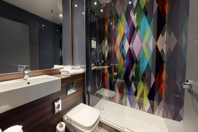 غرفة بسرير كينج وسرير كوين، Village Hotel - Maidstone 9/9